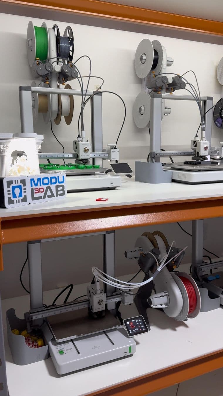 Impressoras 3D imprimindo na ModuLab