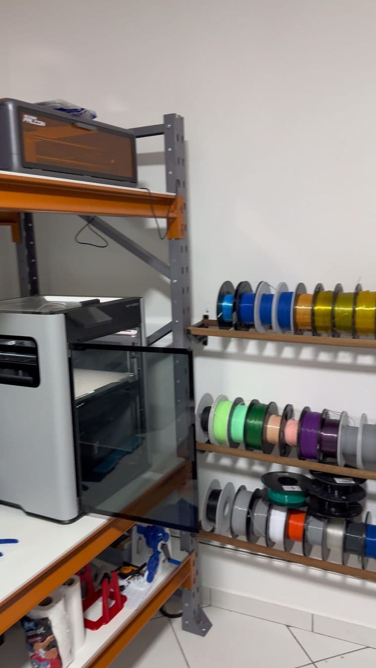 Parede de filamentos coloridos da ModuLab